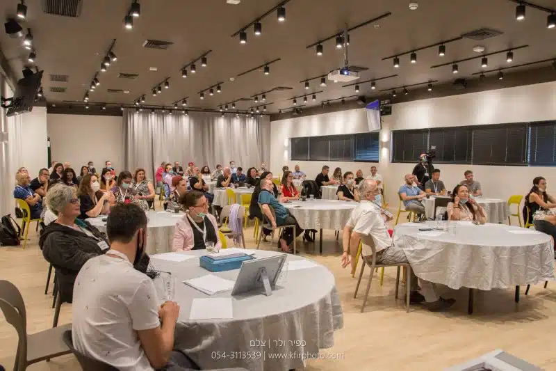 צאו מהסרט, לא הגענו רק לשמוע את המידע שלך